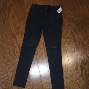 ✨NWT✨ Ripped Skinny Jeans